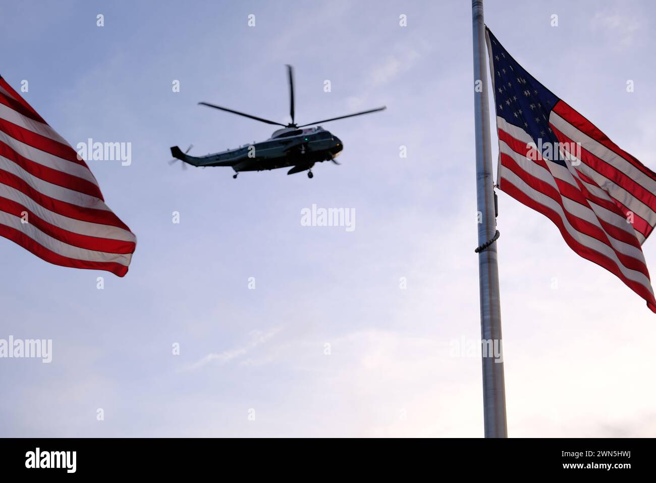 Marine One der Hubschrauber mit dem Präsidenten der Vereinigten Staaten, der über die National Mall fliegt, mit US-Flaggen im Vordergrund.Washington DC.USA Stockfoto