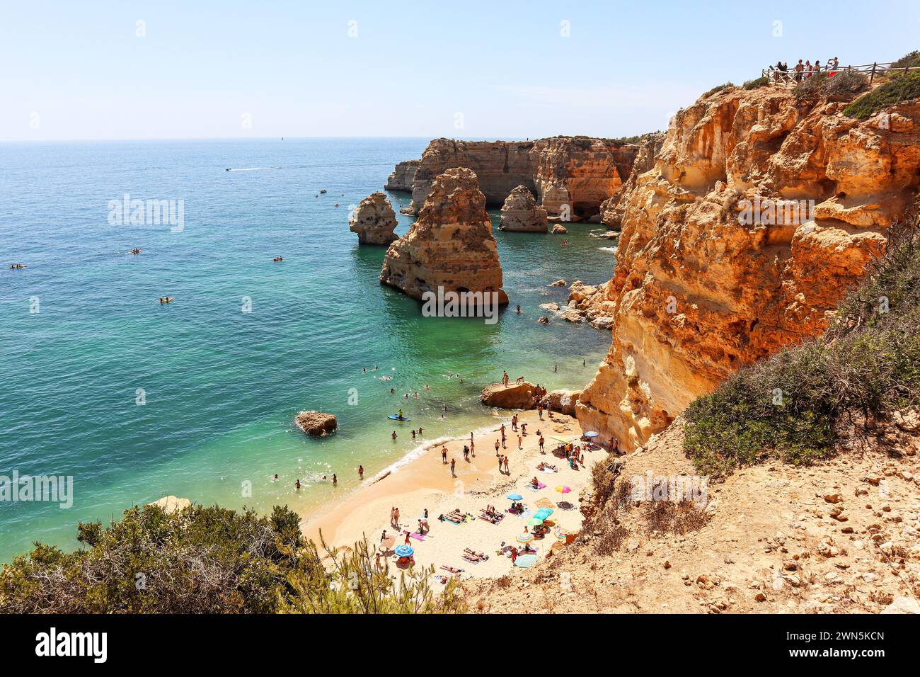 Blick auf die Küste mit dem schönen und sonnigen portugiesischen Strand Praia da Marinha in der Nähe von Lagoa im Sommer, Algarve Portugal Stockfoto