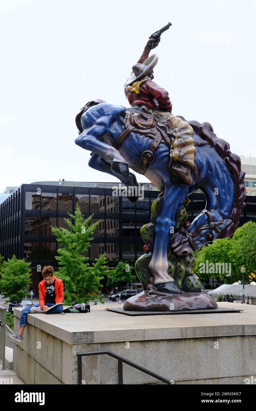 Vaquero (Cowboy), eine Fiberglas-Reiterstatue des Künstlers Luis Jiménez am Eingang des Smithsonian American Art Museum. Washington D.C. USA Stockfoto