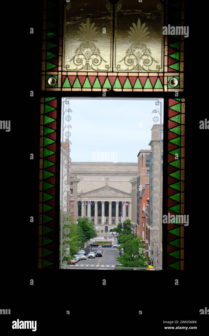 Der Blick auf das Gebäude des National Archives von einem Buntglasfenster aus der National Portrait Gallery im Smithsonian American Art Museum.Washington.DC.USA Stockfoto