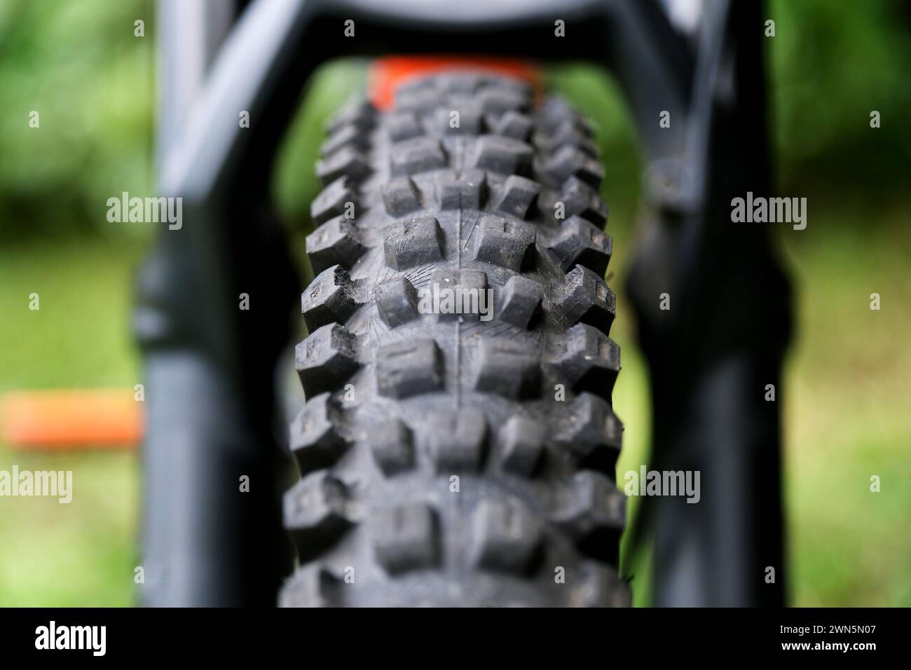 Eine Nahaufnahme eines aggressiven, krummen Mountainbike-Reifens Stockfoto