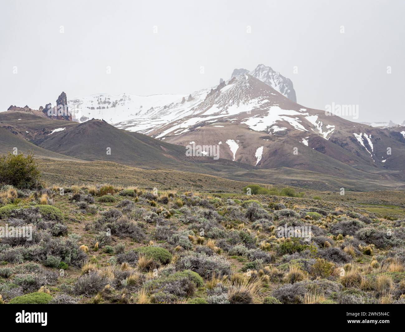 Berge des Valle Lunar von der Straße Chile Chico - Jeinimeni NP, Nebel um die Gipfel, Patagonien, Chile Stockfoto