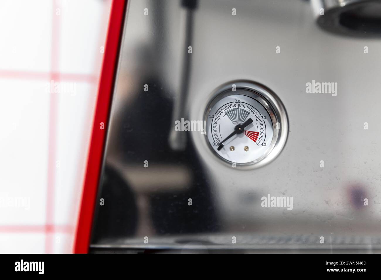 Analoges Manometer einer Kaffeemaschine, Nahaufnahme Stockfoto Analoges Manometer einer Kaffeemaschine, Nahaufnahme Stockfoto