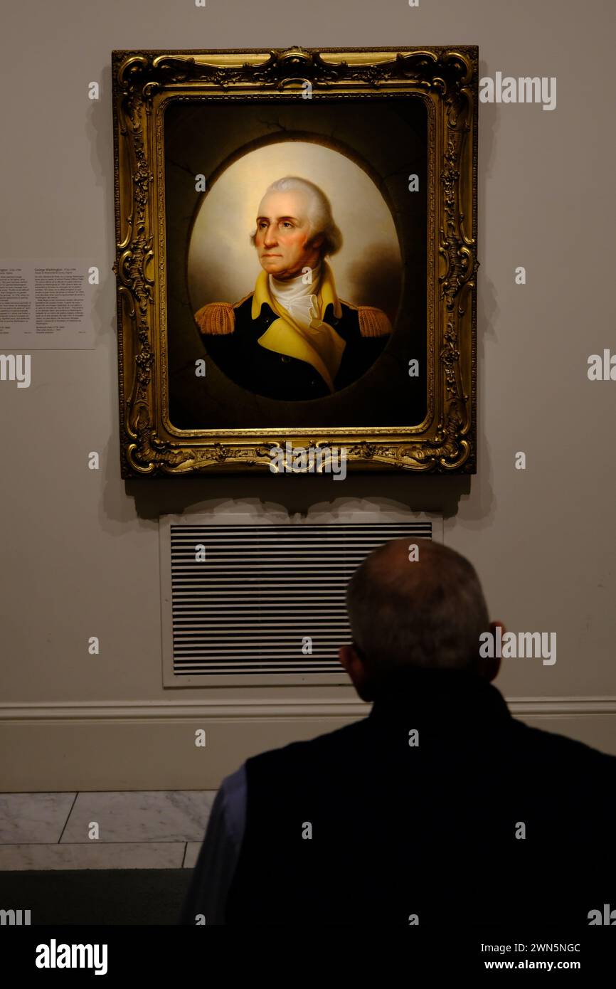 Ein Besucher, der das Porträt von George Washington (1732–1799) des amerikanischen Malers Rembrandt Peale 1853 in der National Portrait Gallery.Washington DC.USA bewundern kann Stockfoto