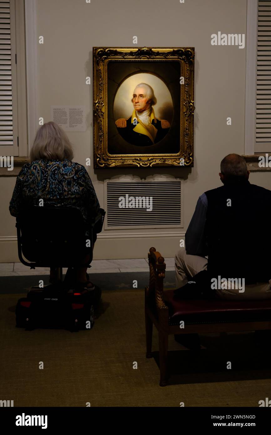 Besucher genießen das Porträt von George Washington (1732-1799), gemalt von dem amerikanischen Maler Rembrandt Peale aus dem Jahr 1853, ausgestellt in der National Portrait Gallery.Washington DC.USA Stockfoto