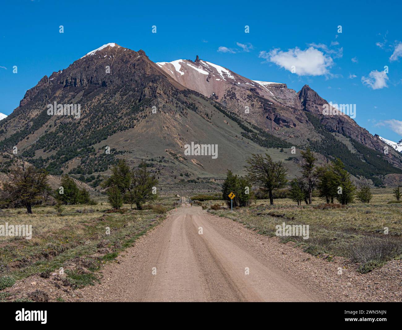 Schotterstraße von Chile Chico nach Jeinimeni NP, schneebedeckte Bergkette an der Grenze zu Argentinien, Patagonien, Chile Stockfoto