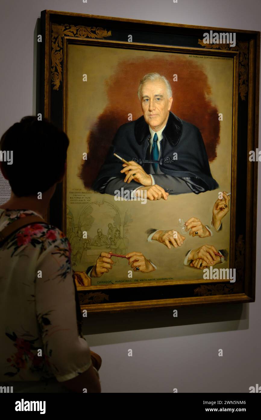 Ein Besucher, der das Ölgemälde von Franklin D. Roosevelt des in Großbritannien geborenen amerikanischen Malers Douglas Chandor in der National Portrait Gallery in Washington D.C. bewundern kann. USA Stockfoto