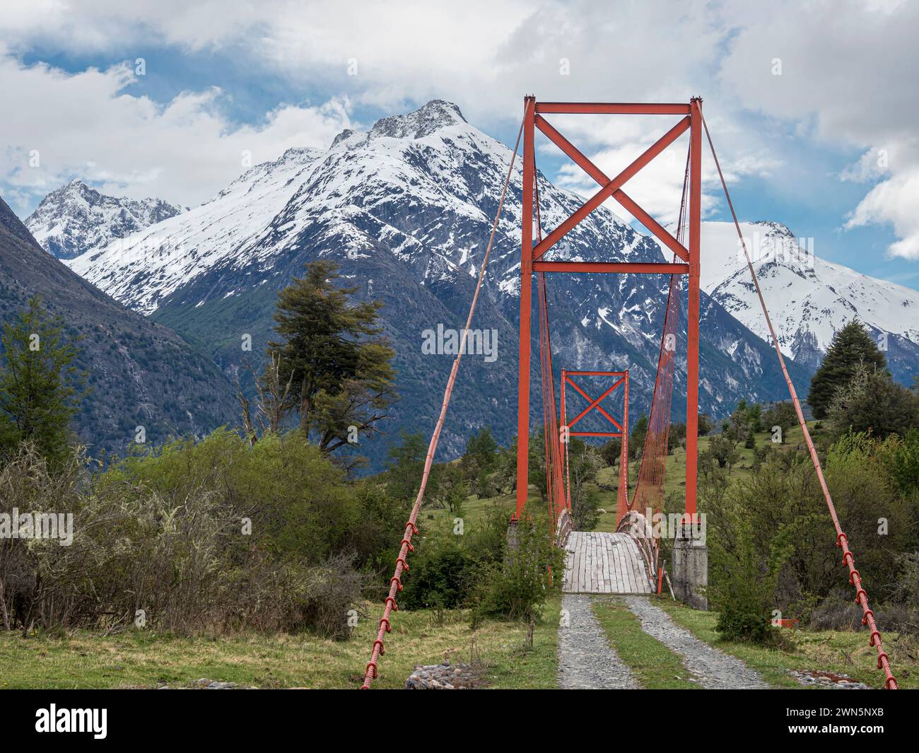 Alte Hängebrücke über den Fluss Rio Nadis südlich von Cochrane, Patagonien, Chile Stockfoto