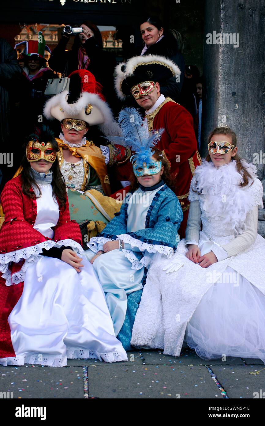 Karneval von Venedig mit einer Gruppe von Menschen mit Masken und Kostümen. Stockfoto