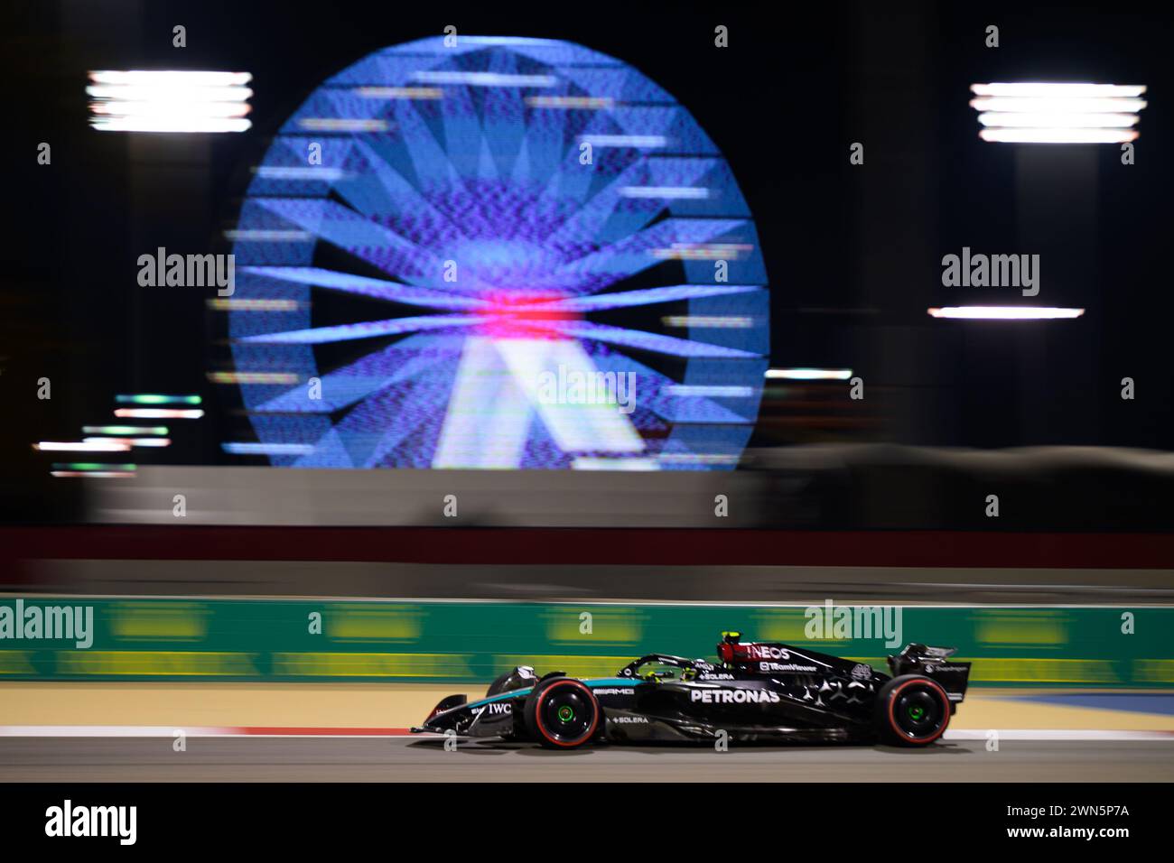 Sakhir, Bahrain. Februar 2024. Lewis Hamilton vom Mercedes-AMG Petronas F1 Team während des FP2. AHMAD ALSHEHAB/Alamy Live News Stockfoto