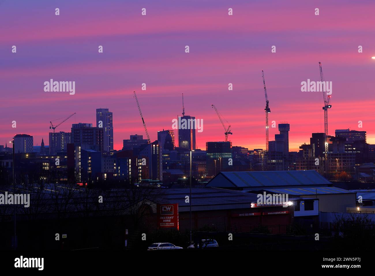 Stadtzentrum von Leeds bei Sonnenaufgang. Stockfoto