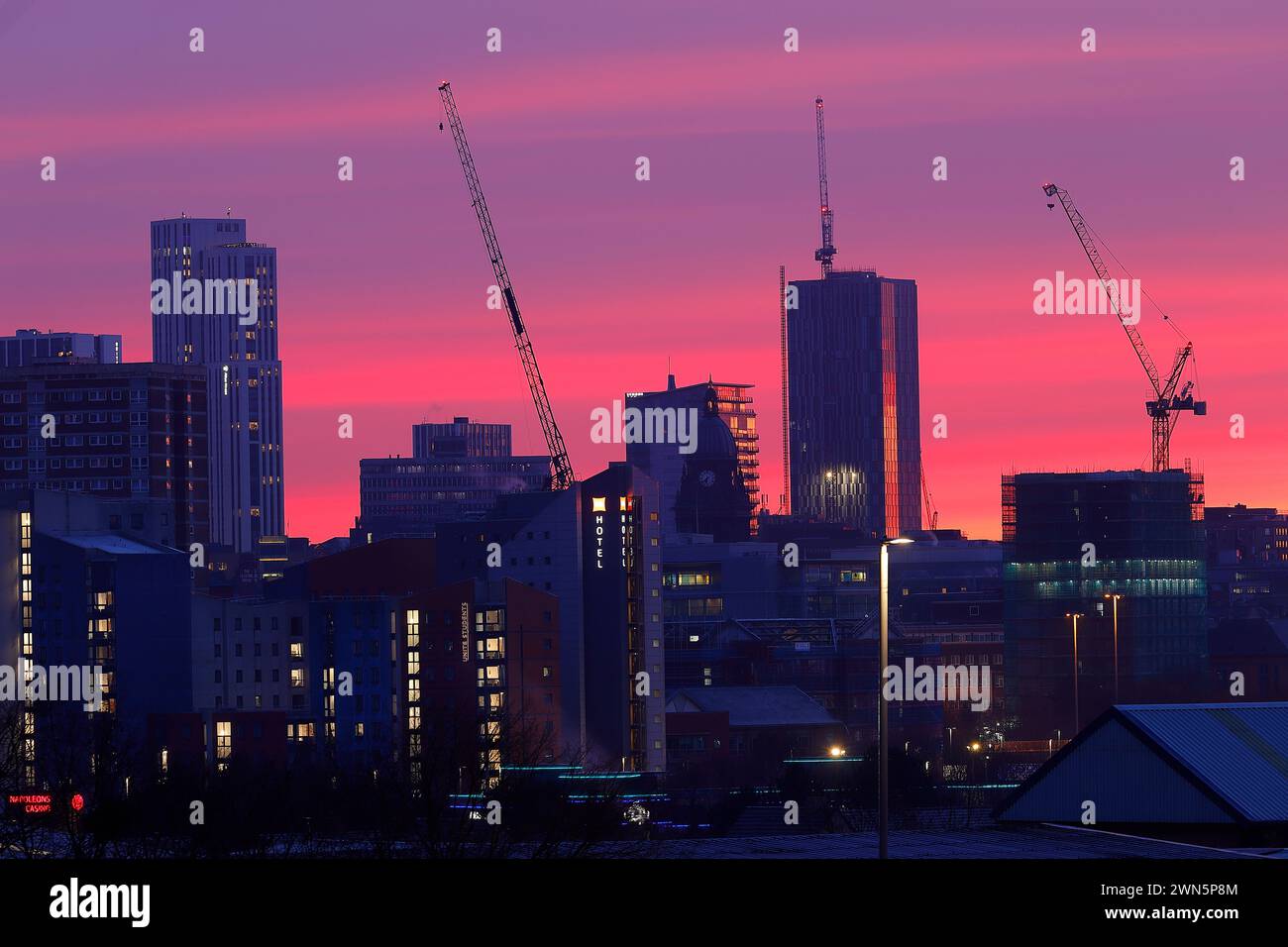 Stadtzentrum von Leeds bei Sonnenaufgang. Stockfoto