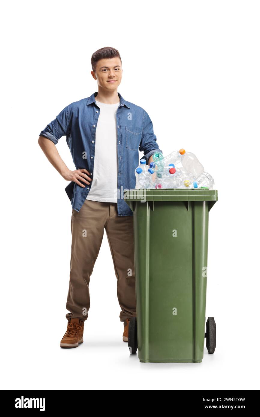 Junger Mann, der hinter einem Abfalleimer steht, mit Plastikflaschen zum Recycling isoliert auf weißem Hintergrund Stockfoto