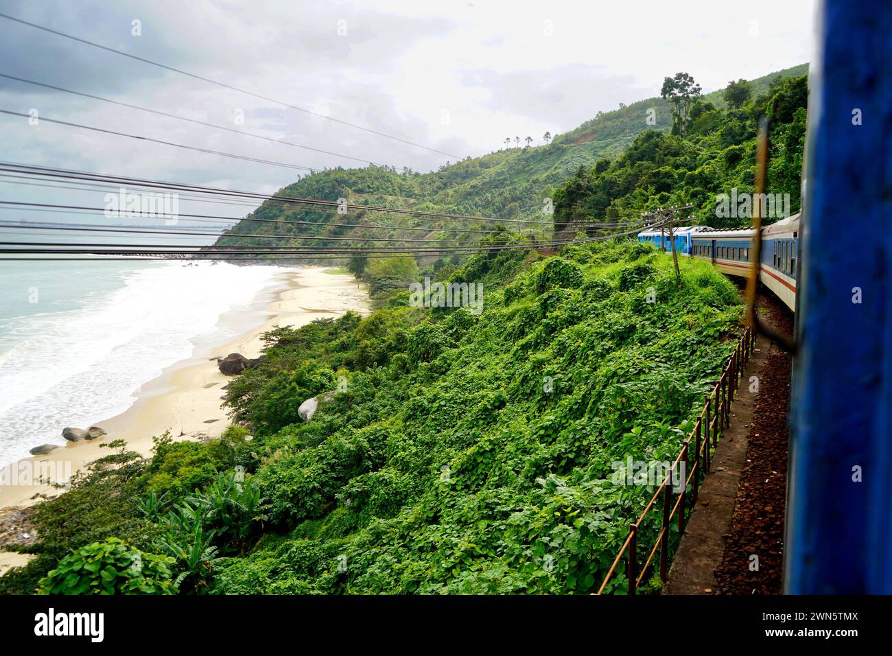 Zugfahrten entlang der Küste und durch den Dschungel Stockfoto