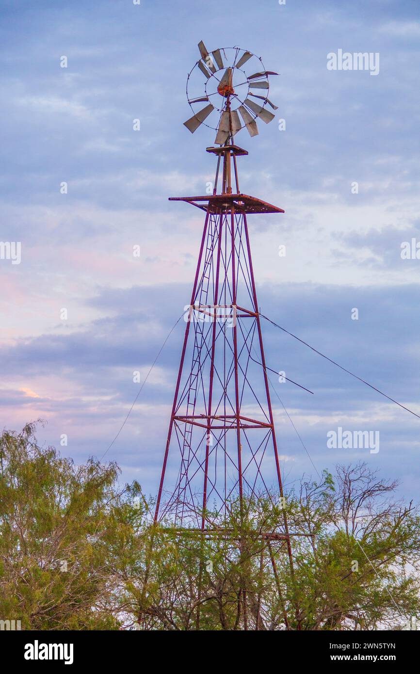 Windmühle bei Nacht in der Nähe von Laredo Texas. Stockfoto