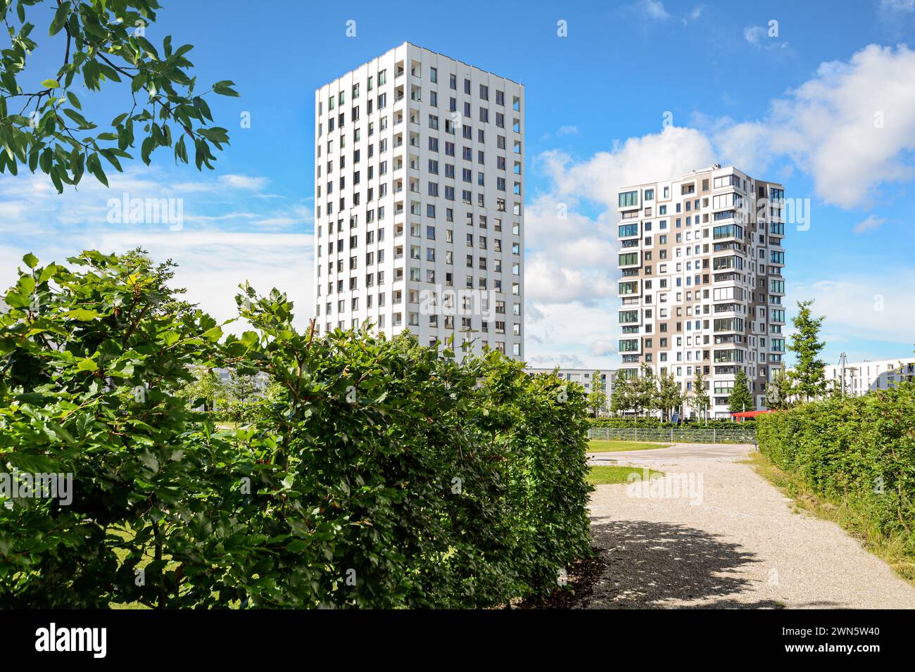 Wohngebiet in der Stadt, moderne, nachhaltige Hochhäuser in grüner Umgebung Stockfoto