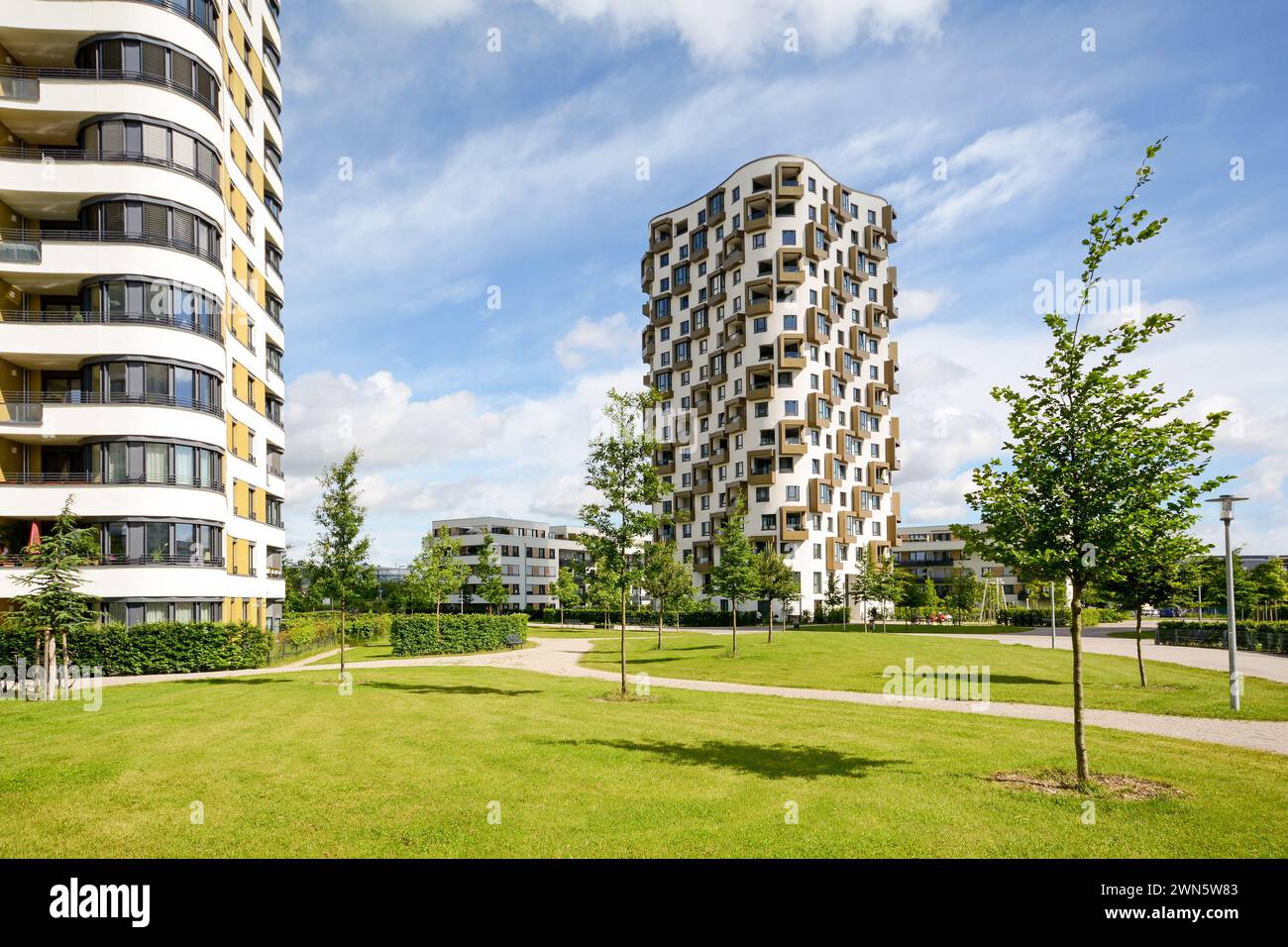 Wohngebiet in der Stadt, moderne, nachhaltige Hochhäuser in grüner Umgebung Stockfoto