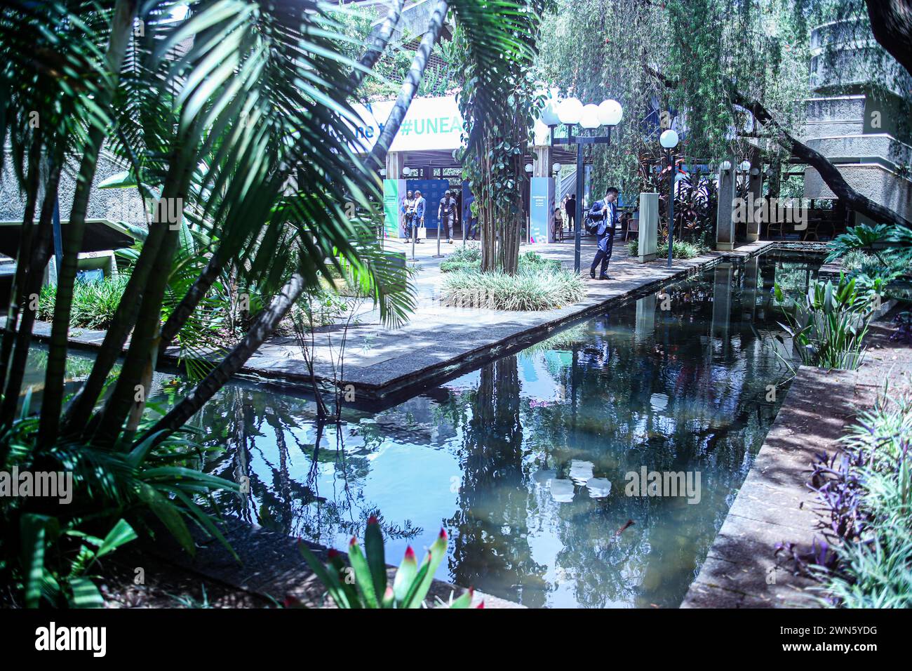 Nairobi, Nairobi, Kenia. Februar 2024. Ein Mann wartet mit seiner Reflexion in einem kleinen Fluss während der 6. UN-Umweltversammlung, die im UN-Komitee in Nairobi stattfand. Die zweiwöchige Veranstaltung konzentrierte sich auf die globalen grundlegenden Anliegen Umwelt, Klima und Tierwelt, die Nationen in multilateralen Diskussionen und künftigen Entscheidungen zusammenbringen. (Kreditbild: © Bianca Otero/ZUMA Press Wire) NUR REDAKTIONELLE VERWENDUNG! Nicht für kommerzielle ZWECKE! Stockfoto