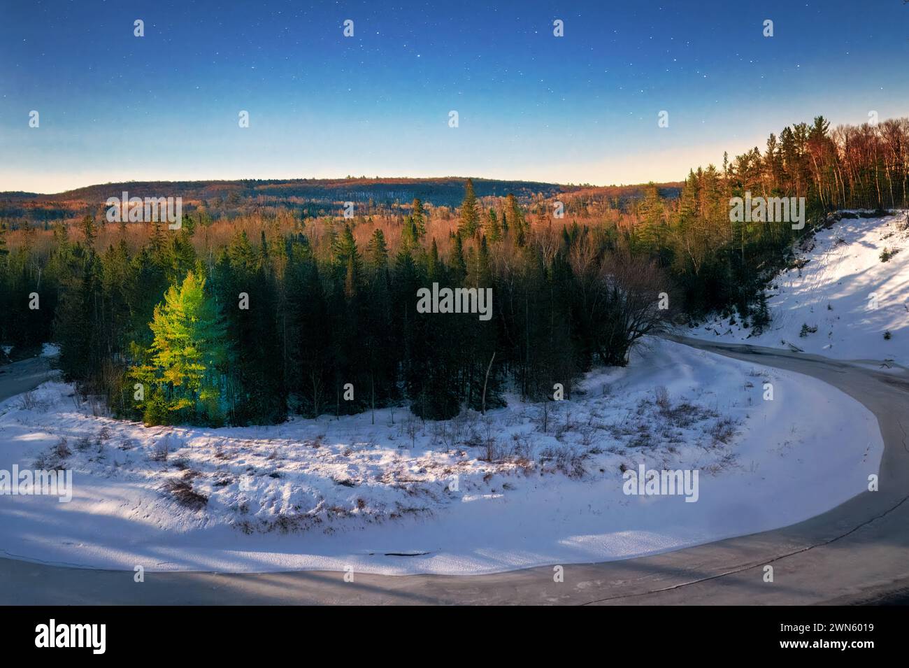 Big Bend im Arrowhead Provincial Park, im Winter von Mondlicht beleuchtet Stockfoto