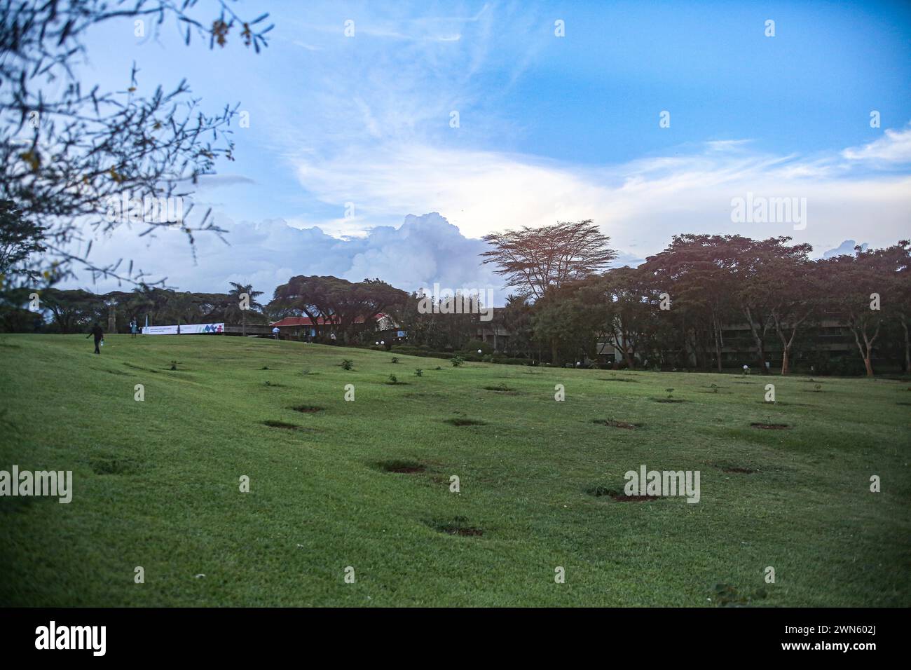 Nairobi, Nairobi, Kenia. Februar 2024. Ein Hügel mit Blick auf das Gelände der UN-Station Nairobi während der 6. UN-Umweltversammlung. Die zweiwöchige Veranstaltung konzentrierte sich auf die globalen grundlegenden Anliegen Umwelt, Klima und Tierwelt, die Nationen in multilateralen Diskussionen und künftigen Entscheidungen zusammenbringen. (Kreditbild: © Bianca Otero/ZUMA Press Wire) NUR REDAKTIONELLE VERWENDUNG! Nicht für kommerzielle ZWECKE! Stockfoto