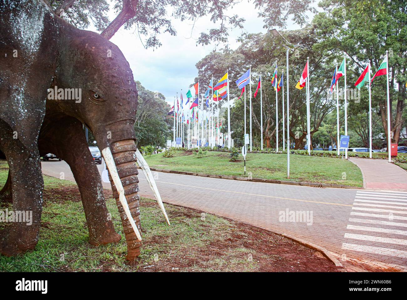 Nairobi, Nairobi, Kenia. Februar 2024. Eine Elefantenstruktur am Eingang der Auffahrt zum UN-Gelände in Nairobi. Die #UNEA6 oder die UN-Umweltversammlung fand in Nairobi statt. Die zweiwöchige Veranstaltung brachte internationale Vertreter und hochrangige Beamte sowie private und unabhängige Organisationen zusammen, die sich auf die Suche nach Lösungen für das konzentrierten, was derzeit als die dreifache planetarische Krise betrachtet und geprägt wird, mit der die Menschheit derzeit konfrontiert ist: Klimawandel, Verschmutzung und Verlust der biologischen Vielfalt. (Kreditbild: © Bianca Otero/ZUMA Press Wire) NUR REDAKTIONELLE VERWENDUNG! Nicht für Commerci Stockfoto