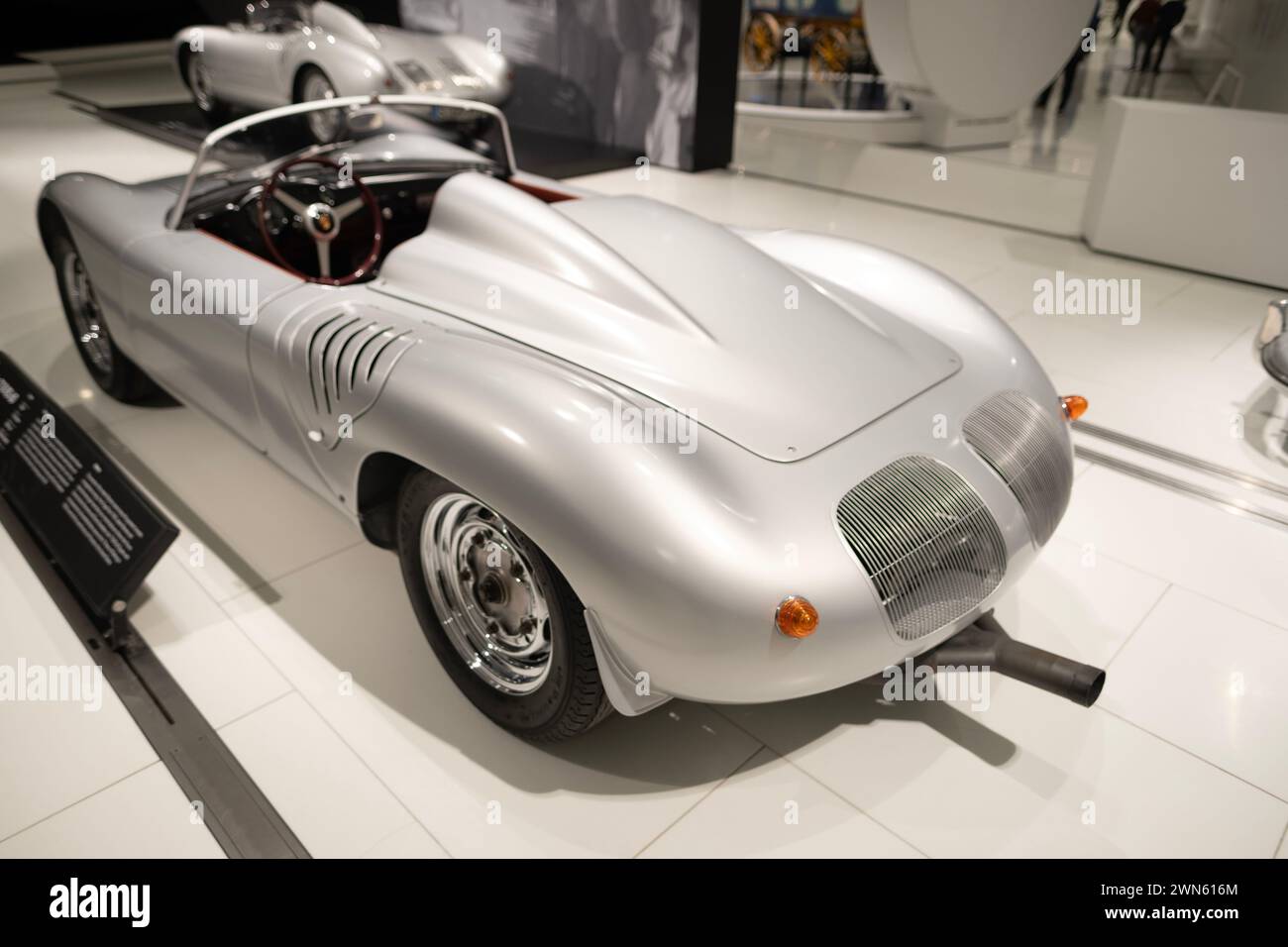 Porsche 550 Spyder Cabrio in Silber, klassischer Retro-Sportwagen, Porsche-Museum, Automobil-Leidenschaft, Evolution-Sportwagen, Oldtimer, re Stockfoto