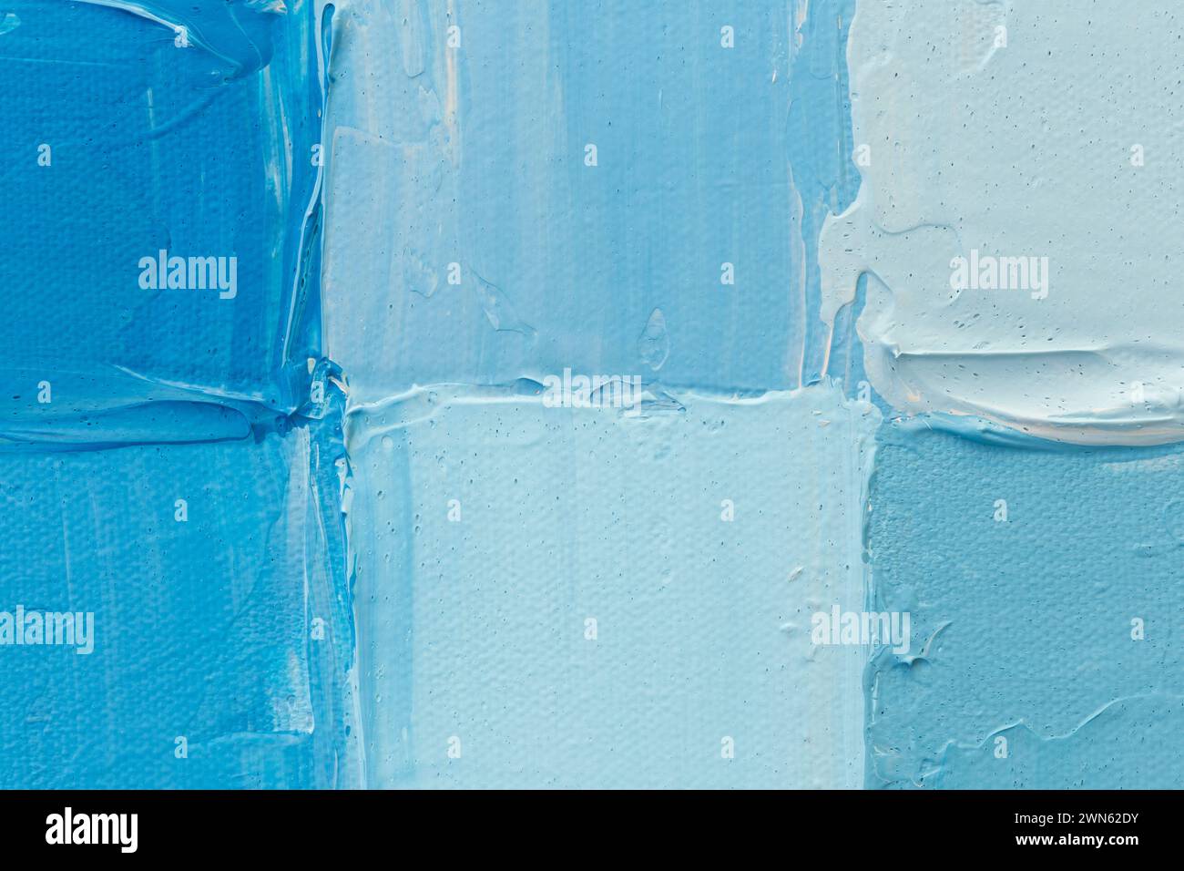 Makroaufnahme von mit Acrylfarbe bemalten Quadraten in hellblauen und türkisfarbenen Tönen. Hochauflösender, texturierter Leinwandhintergrund, Kopierraum Stockfoto