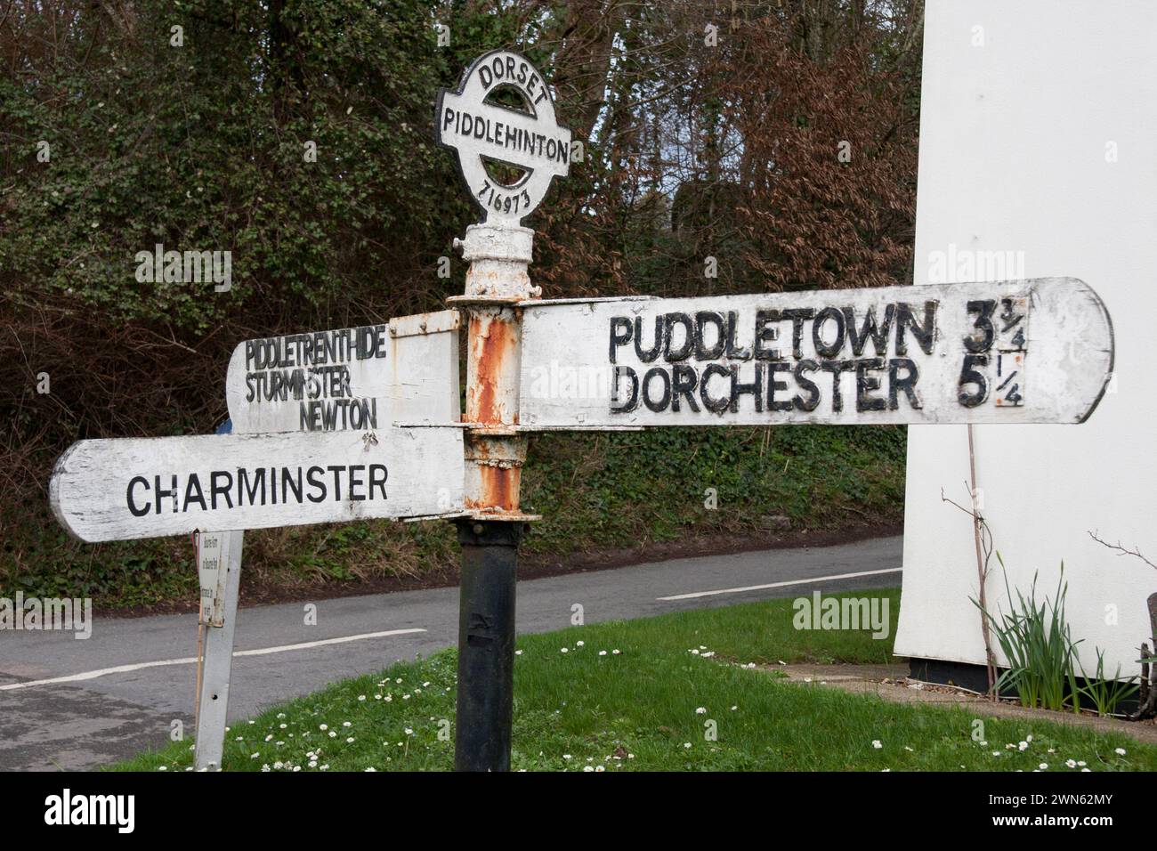 Dorfschild in Piddlehinton, West Dorset, England Stockfoto