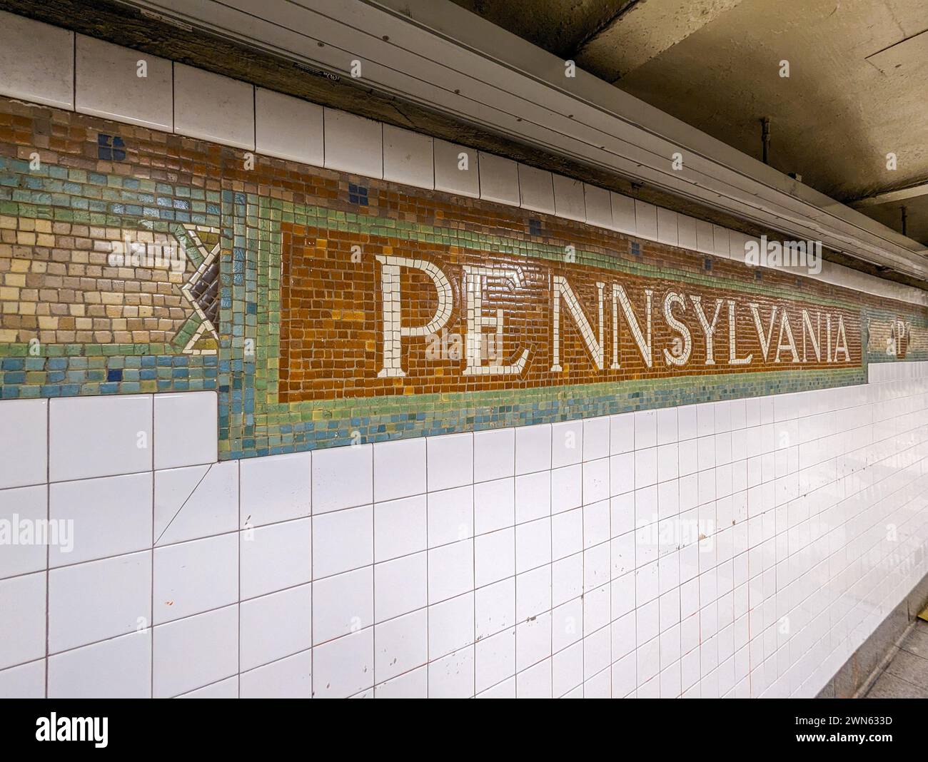 U-Bahn-Schild mit Mosaik zur Penn Station in New York Stockfoto