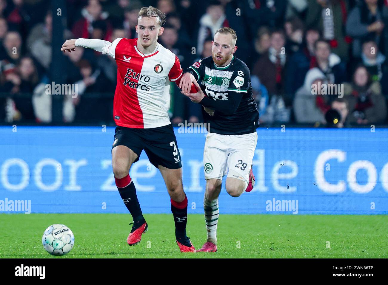 ROTTERDAM, NIEDERLANDE - 29. FEBRUAR: Thomas Beelen (Feyenoord Rotterdam) und Romano Postema (FC Groningen) während des Toto KNVB Beker-Spiels gegen den SC Fey Stockfoto