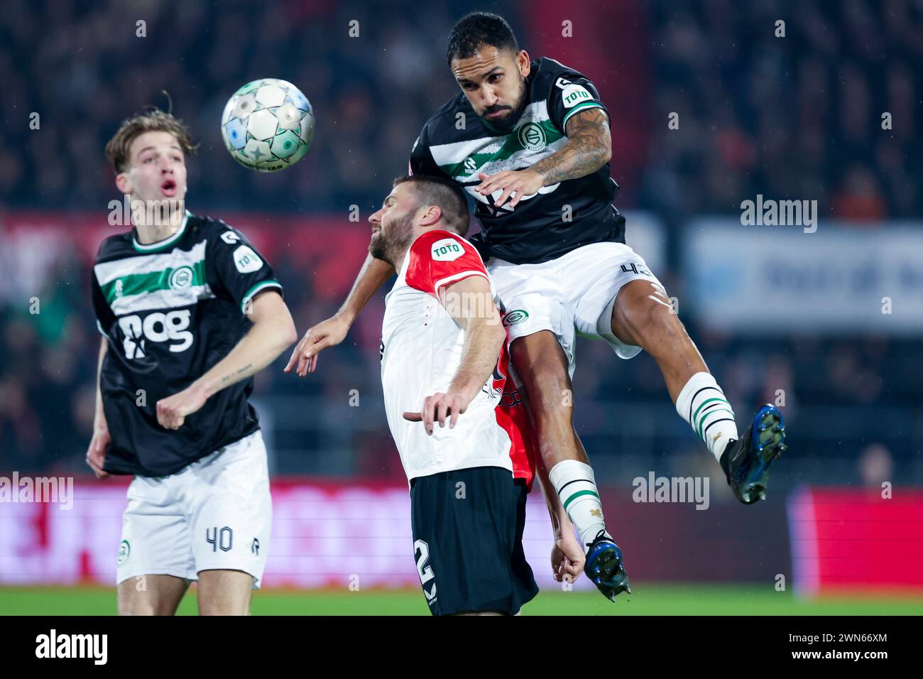 ROTTERDAM, NIEDERLANDE - 29. FEBRUAR: Bart Nieuwkoop (Feyenoord Rotterdam) und Marvin Peersman (FC Groningen) während des Toto KNVB Beker-Spiels gegen den SC F Stockfoto