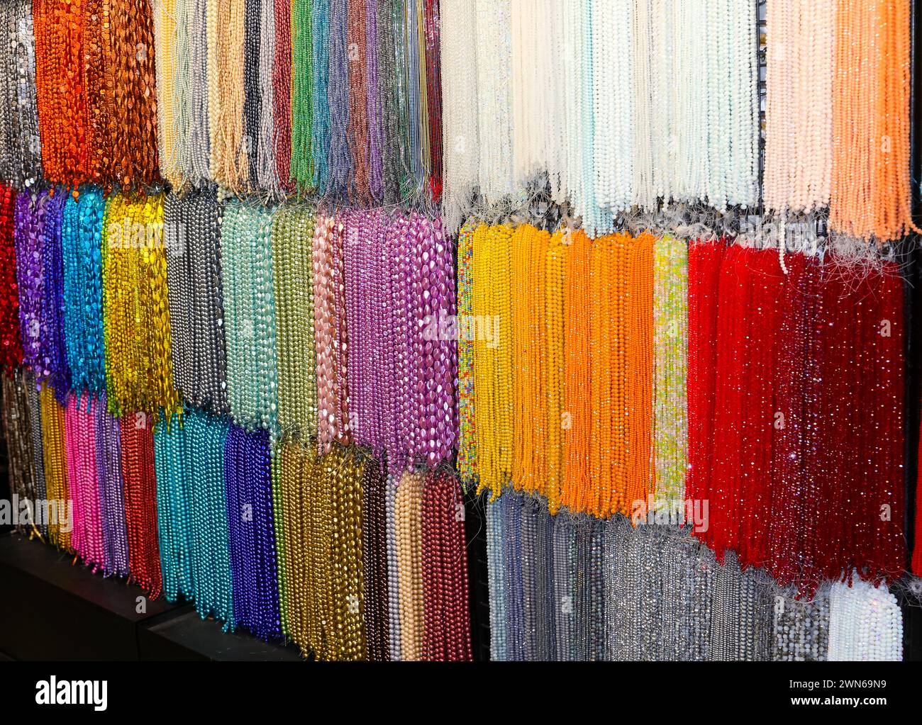 Viele Glasketten in leuchtenden Farben zum Verkauf im Shop, spezialisiert auf personalisierte Schmuckkreationen Stockfoto