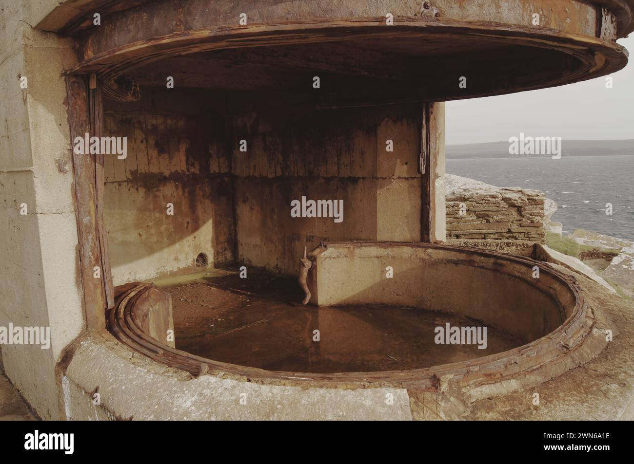 WW1 und WW2 Balfour Battery am Hoxa Head, der den südlichen Eingang zum Scapa Flow, Orkney, Schottland, Großbritannien, bewacht Stockfoto WW1 und WW2 Balfour Battery am Hoxa Head, der den südlichen Eingang zum Scapa Flow, Orkney, Schottland, Großbritannien, bewacht Stockfoto