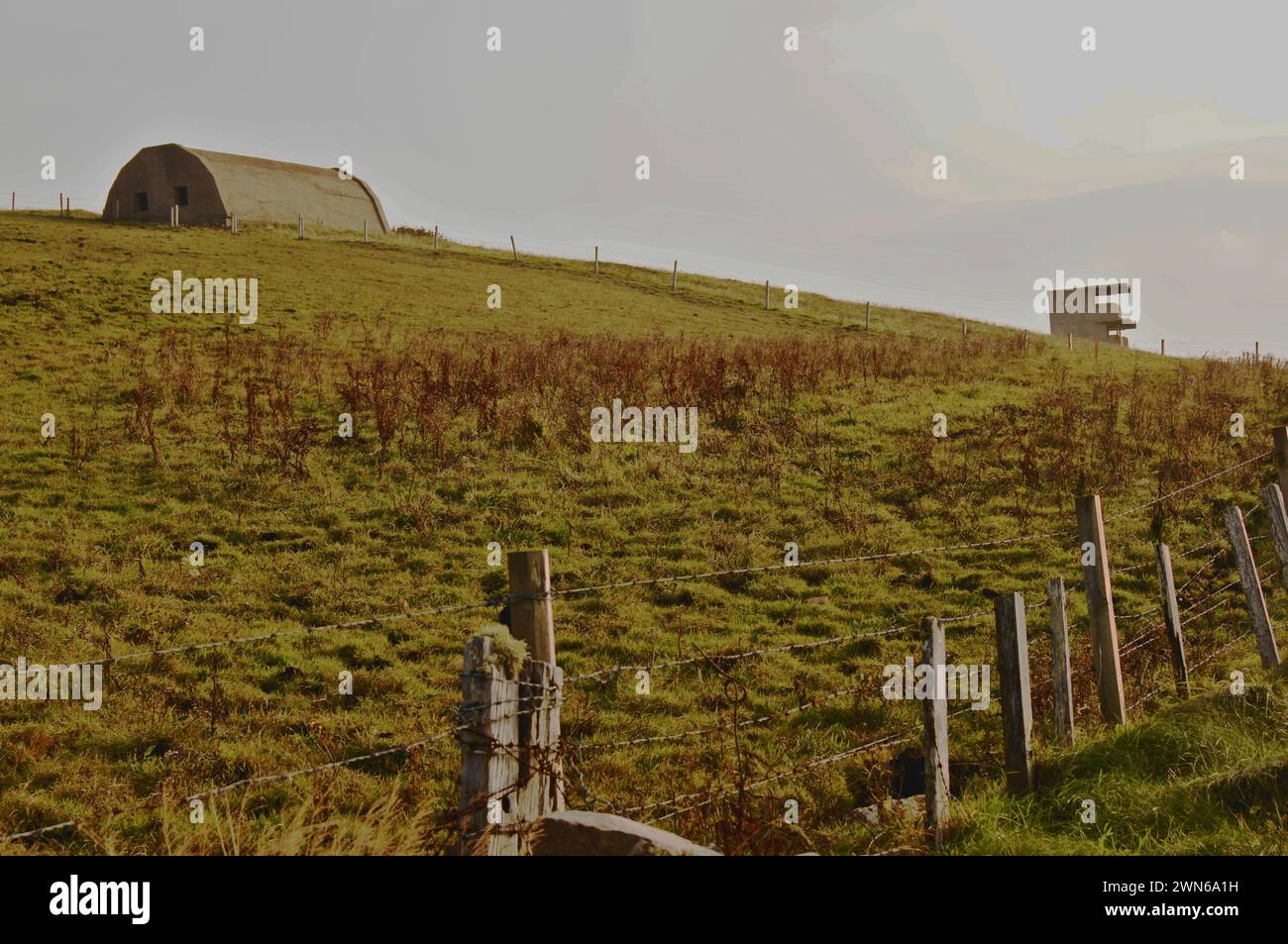 WW1 und WW2 Balfour Battery am Hoxa Head, der den südlichen Eingang zum Scapa Flow, Orkney, Schottland, Großbritannien, bewacht Stockfoto WW1 und WW2 Balfour Battery am Hoxa Head, der den südlichen Eingang zum Scapa Flow, Orkney, Schottland, Großbritannien, bewacht Stockfoto