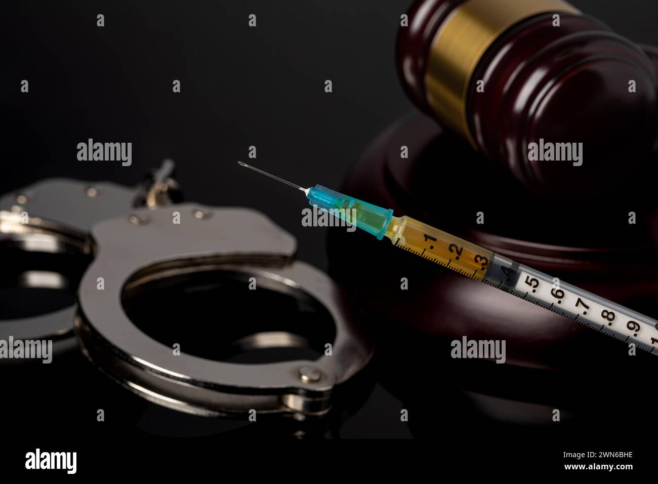 Spritze mit Hammer und Handschellen. Tödliche Injektion, Todesstrafe und Todesstrafe. Stockfoto