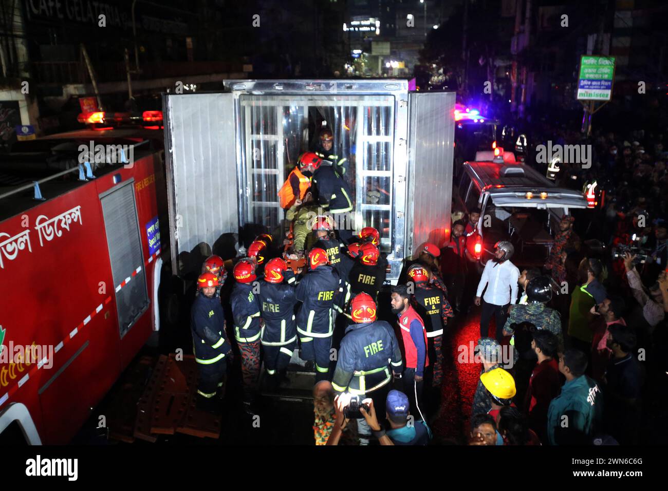 Dhaka, Wari, Bangladesch. März 2024. Grafikinhalte/Feuerwehrleute führen eine verletzte Person bei Rettungseinsätzen nach einem Brand in einem Geschäftsgebäude, bei dem mindestens 43 Menschen getötet wurden, am 29. Februar 2024 in Dhaka. Mindestens 43 Menschen wurden getötet und Dutzende verletzt, nachdem ein Feuer in einem siebenstöckigen Gebäude in einem gehobenen Viertel in der Hauptstadt von Bangladesch am späten 29. Februar in Dhaka ausgebrochen war, sagten die Gesundheitsbehörden. (Kreditbild: © Habibur Rahman/ZUMA Press Wire) NUR REDAKTIONELLE VERWENDUNG! Nicht für kommerzielle ZWECKE! Stockfoto