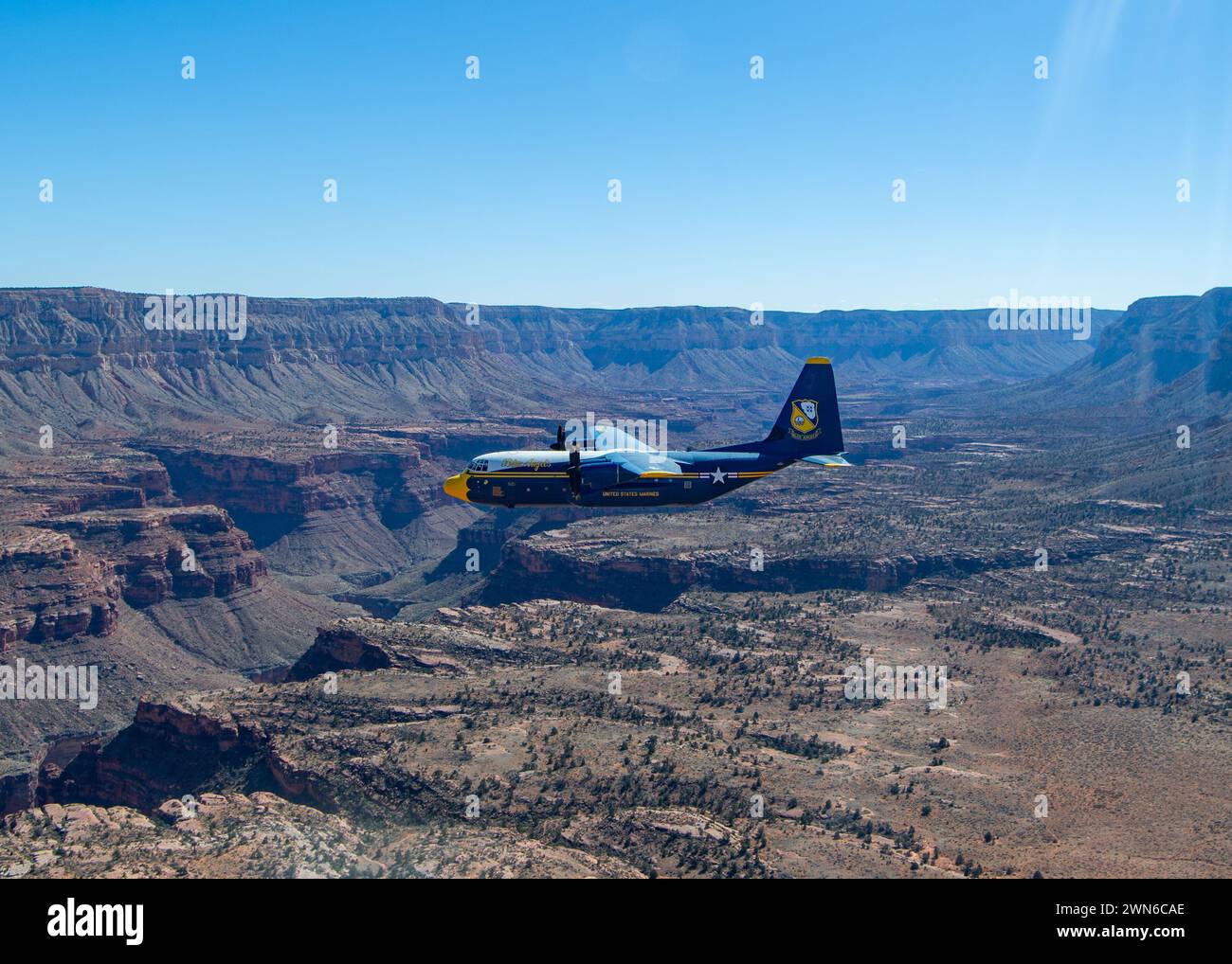 Die Navy Flight Demonstration Squadron, die C-130J Super Hercules der Blue Angels, führt am 28. Februar 2024 eine geplante Fotoübung über dem Grand Canyon National Park durch. Die Blue Angels führen derzeit Wintertrainings in der Naval Air Facility (NAF) El Centro, Kalifornien, durch, um die kommende Flugschau-Saison 2024 vorzubereiten. (Foto der US Navy von Mass Communication Specialist 2nd Class Crayton Agnew/veröffentlicht) Stockfoto