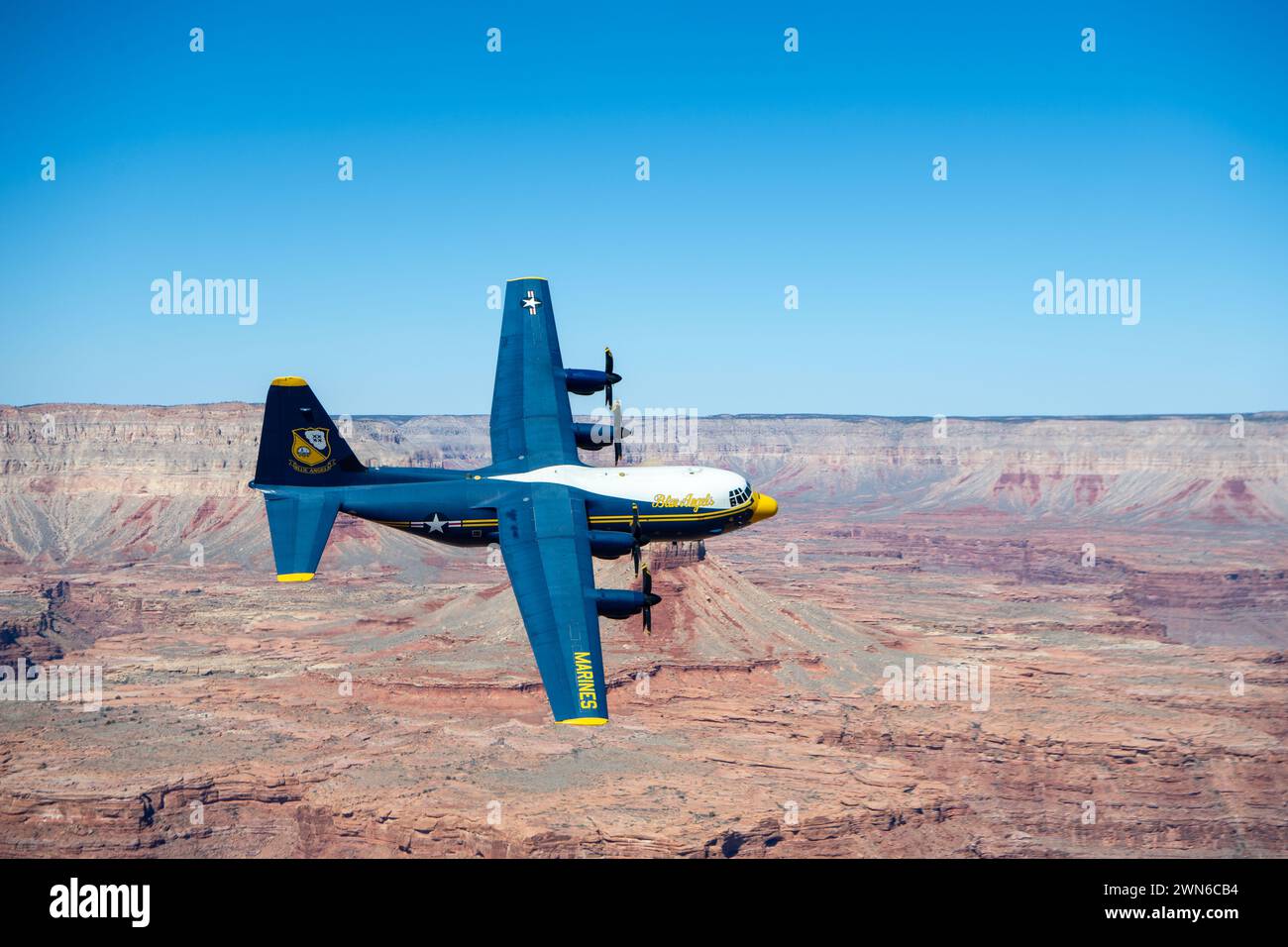 Die Navy Flight Demonstration Squadron, die C-130J Super Hercules der Blue Angels, führt am 28. Februar 2024 eine geplante Fotoübung über dem Grand Canyon National Park durch. Die Blue Angels führen derzeit Wintertrainings in der Naval Air Facility (NAF) El Centro, Kalifornien, durch, um die kommende Flugschau-Saison 2024 vorzubereiten. (Foto der US Navy von Mass Communication Specialist 2nd Class Crayton Agnew/veröffentlicht) Stockfoto