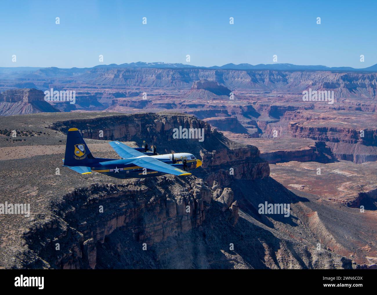 Die Navy Flight Demonstration Squadron, die C-130J Super Hercules der Blue Angels, führt am 28. Februar 2024 eine geplante Fotoübung über dem Grand Canyon National Park durch. Die Blue Angels führen derzeit Wintertrainings in der Naval Air Facility (NAF) El Centro, Kalifornien, durch, um die kommende Flugschau-Saison 2024 vorzubereiten. (Foto der US Navy von Mass Communication Specialist 2nd Class Crayton Agnew/veröffentlicht) Stockfoto