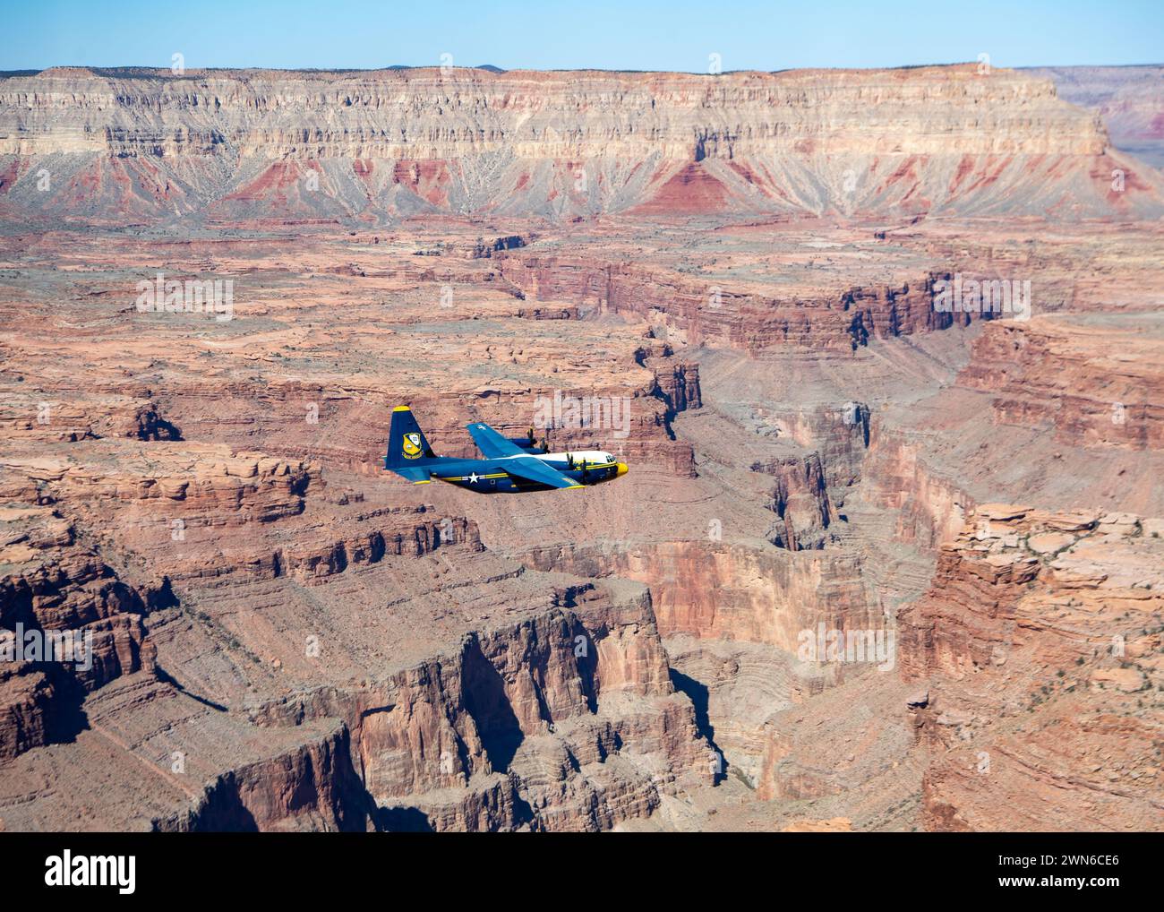 Die Navy Flight Demonstration Squadron, die C-130J Super Hercules der Blue Angels, führt am 28. Februar 2024 eine geplante Fotoübung über dem Grand Canyon National Park durch. Die Blue Angels führen derzeit Wintertrainings in der Naval Air Facility (NAF) El Centro, Kalifornien, durch, um die kommende Flugschau-Saison 2024 vorzubereiten. (Foto der US Navy von Mass Communication Specialist 2nd Class Crayton Agnew/veröffentlicht) Stockfoto