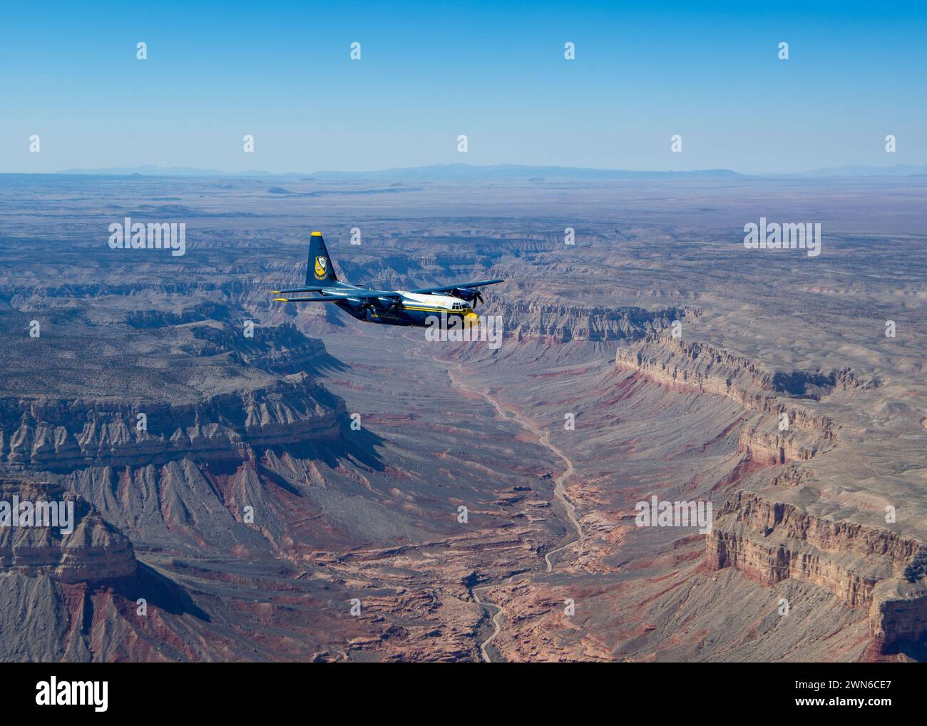 Die Navy Flight Demonstration Squadron, die C-130J Super Hercules der Blue Angels, führt am 28. Februar 2024 eine geplante Fotoübung über dem Grand Canyon National Park durch. Die Blue Angels führen derzeit Wintertrainings in der Naval Air Facility (NAF) El Centro, Kalifornien, durch, um die kommende Flugschau-Saison 2024 vorzubereiten. (Foto der US Navy von Mass Communication Specialist 2nd Class Crayton Agnew/veröffentlicht) Stockfoto