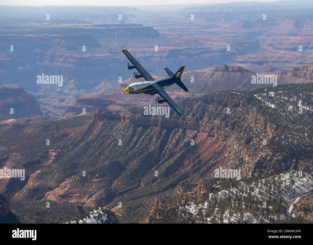 Die Navy Flight Demonstration Squadron, die C-130J Super Hercules der Blue Angels, führt am 28. Februar 2024 eine geplante Fotoübung über dem Grand Canyon National Park durch. Die Blue Angels führen derzeit Wintertrainings in der Naval Air Facility (NAF) El Centro, Kalifornien, durch, um die kommende Flugschau-Saison 2024 vorzubereiten. (Foto der US Navy von Mass Communication Specialist 2nd Class Crayton Agnew/veröffentlicht) Stockfoto