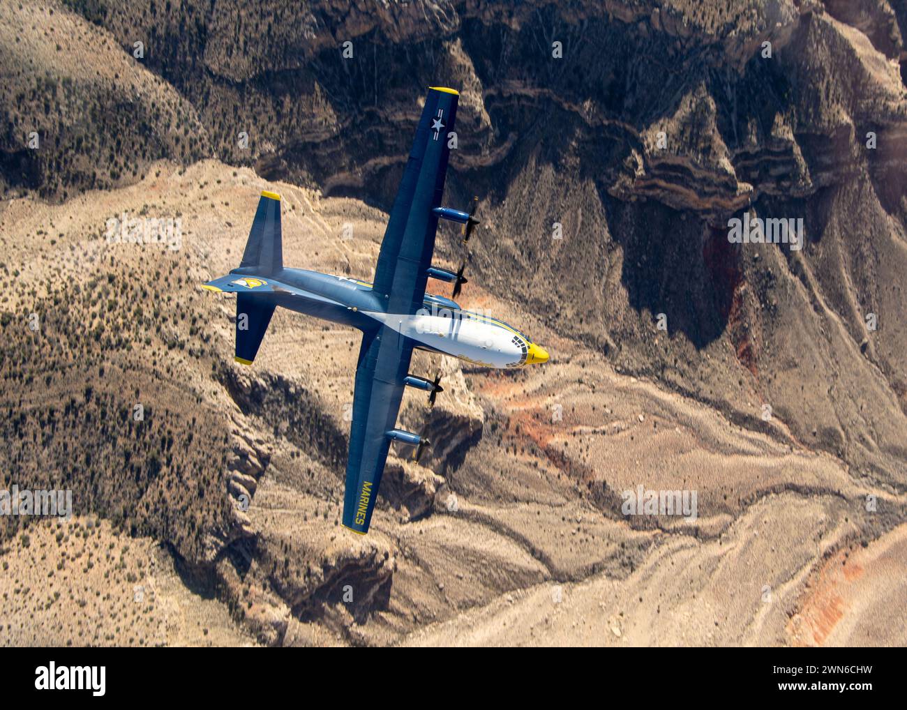 Die Navy Flight Demonstration Squadron, die C-130J Super Hercules der Blue Angels, führt am 28. Februar 2024 eine geplante Fotoübung über dem Grand Canyon National Park durch. Die Blue Angels führen derzeit Wintertrainings in der Naval Air Facility (NAF) El Centro, Kalifornien, durch, um die kommende Flugschau-Saison 2024 vorzubereiten. (Foto der US Navy von Mass Communication Specialist 2nd Class Crayton Agnew/veröffentlicht) Stockfoto
