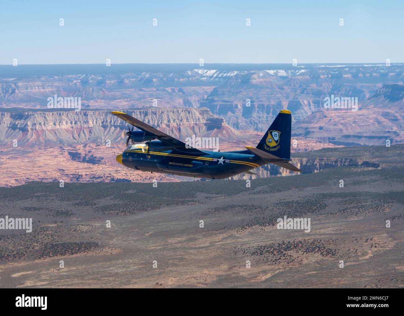 Die Navy Flight Demonstration Squadron, die C-130J Super Hercules der Blue Angels, führt am 28. Februar 2024 eine geplante Fotoübung über dem Grand Canyon National Park durch. Die Blue Angels führen derzeit Wintertrainings in der Naval Air Facility (NAF) El Centro, Kalifornien, durch, um die kommende Flugschau-Saison 2024 vorzubereiten. (Foto der US Navy von Mass Communication Specialist 2nd Class Crayton Agnew/veröffentlicht) Stockfoto
