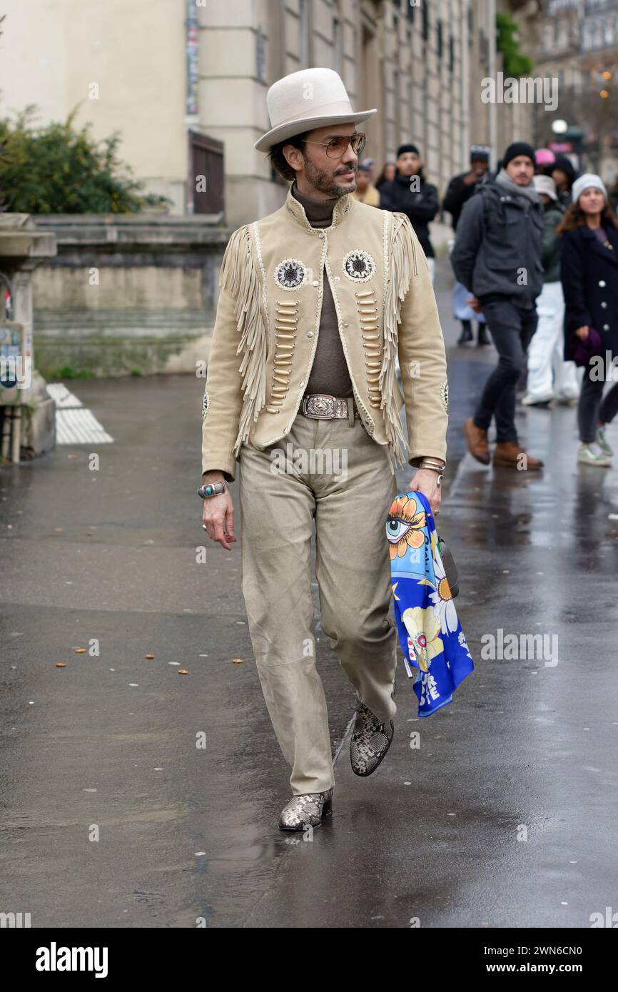 Les invités du défilé Rabanne se sont retrouvés au palais de Tokyo, la thématique des Robes et des accessoires était le métal Stockfoto