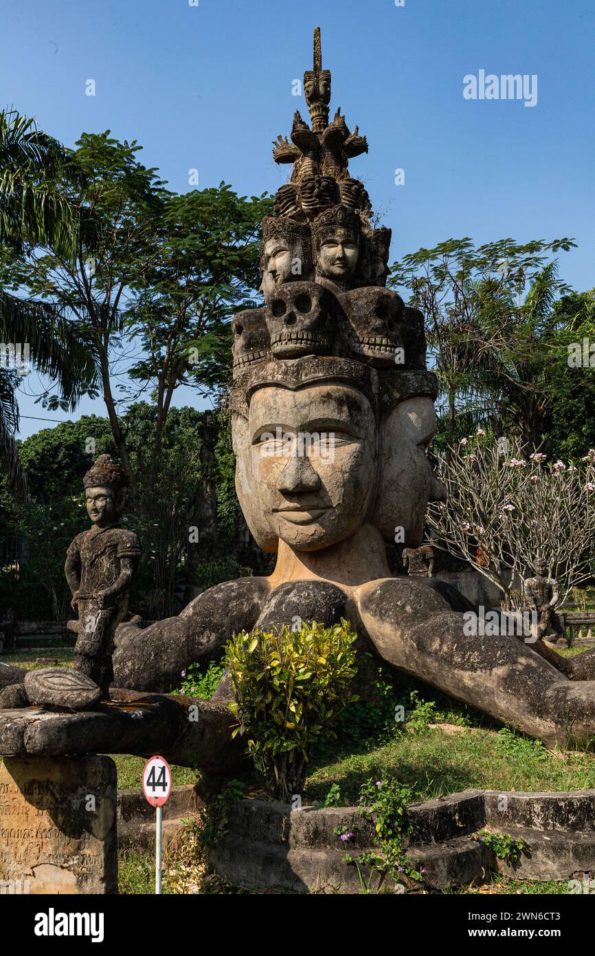 Eine der skurrilsten, aber interessantesten Attraktionen in Vientiane wäre Xieng Khuan, gemeinhin „Buddha Park“ genannt. Xieng Khuan oder Spiri Stockfoto