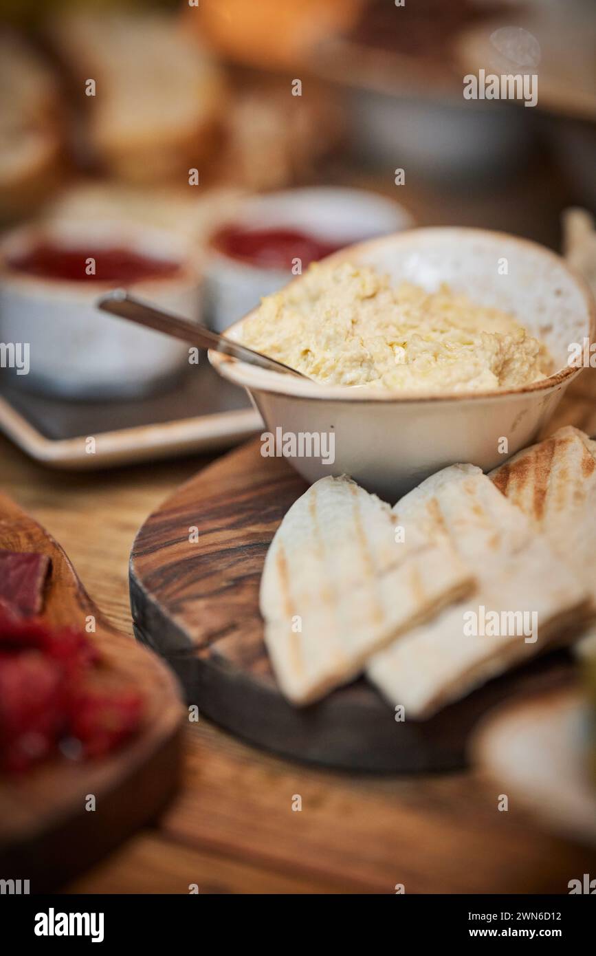 Antipasti kleine Portionen, serviert auf einer Platte mit Humous- und Pitta-Brot Stockfoto