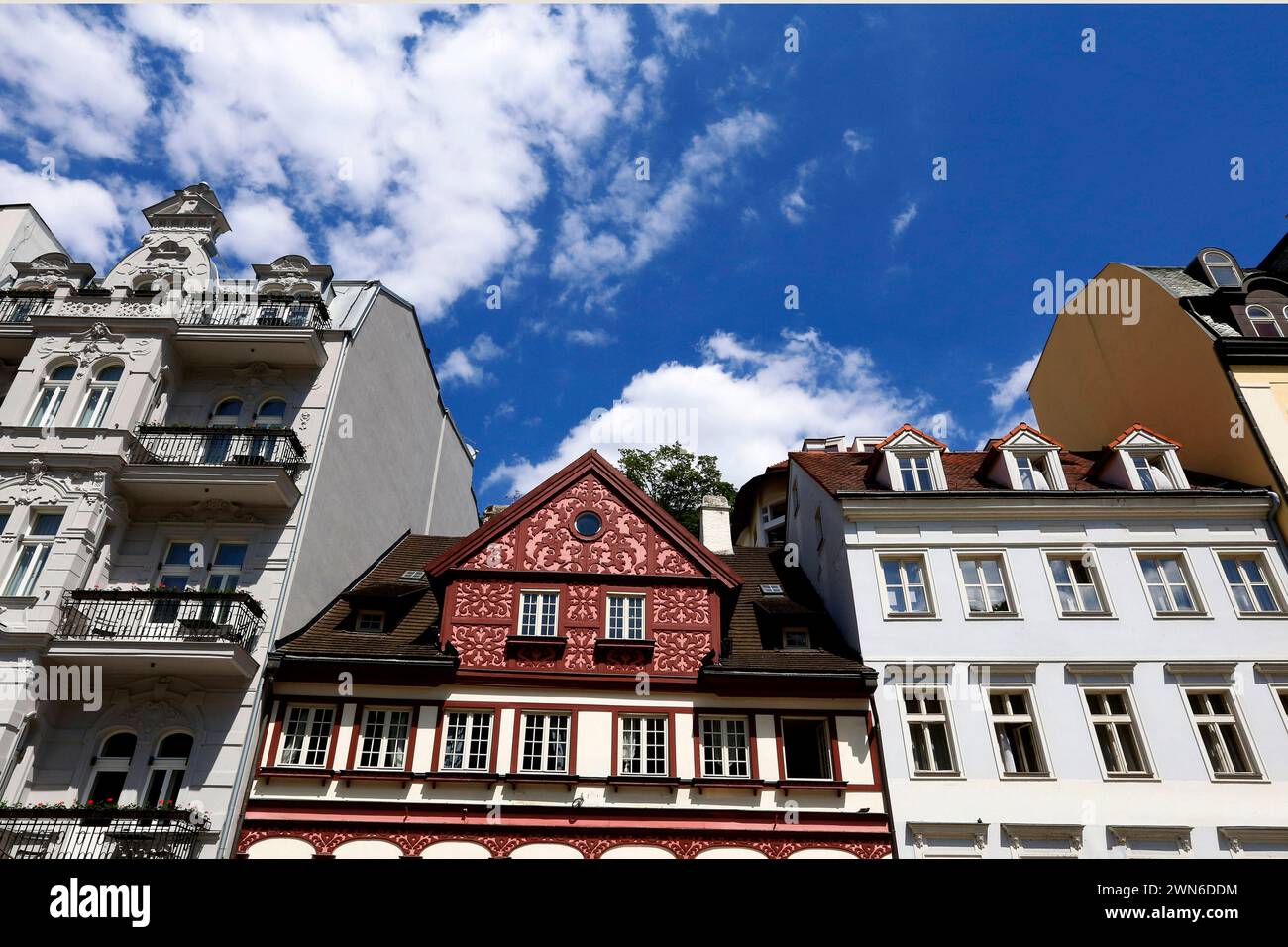 Fassade traditioneller Gebäude in Karlsbad, Kurstadt in Westböhmen, Tschechien Stockfoto