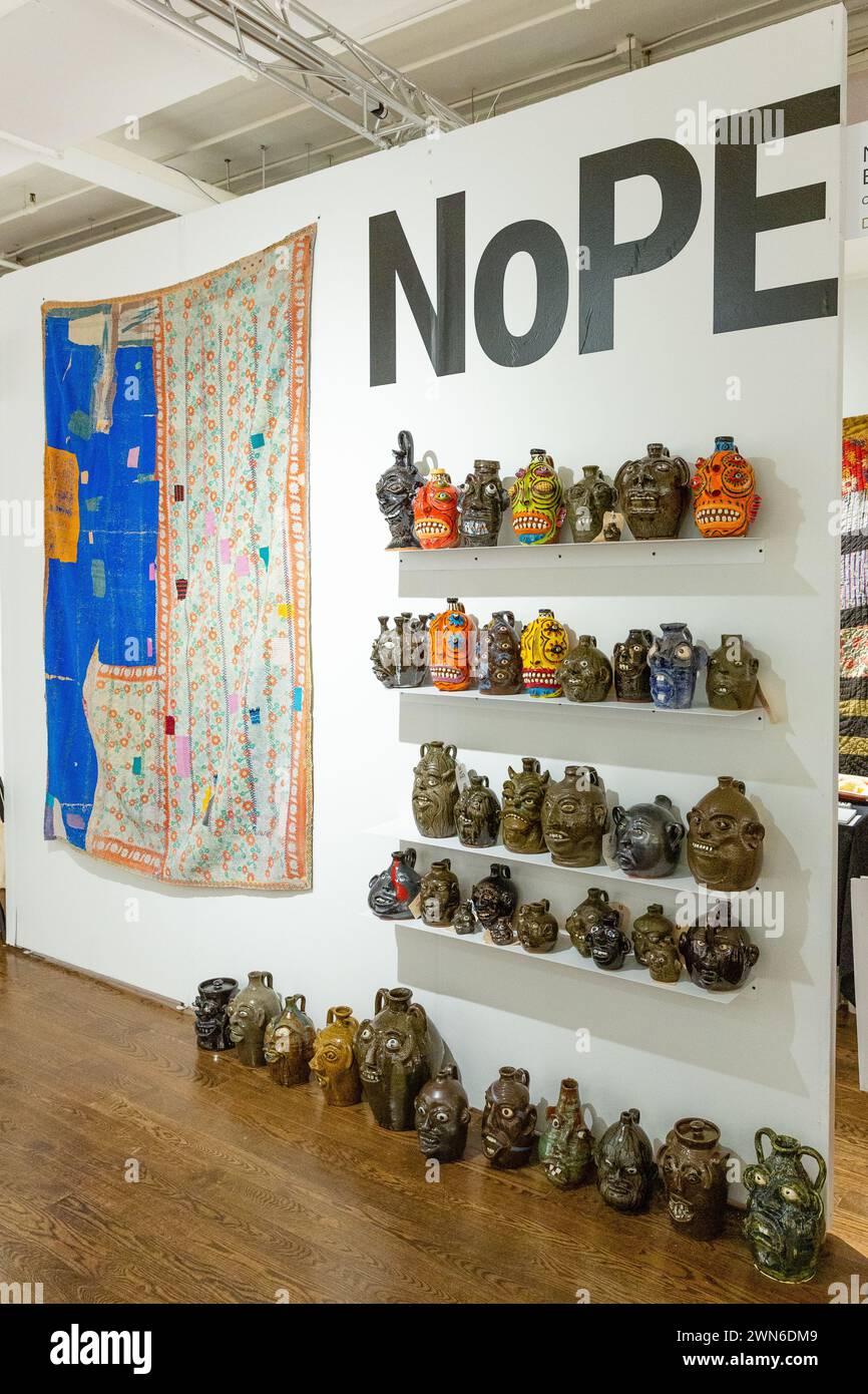 New York, NY, USA. Februar 2024. Die Outsider Art Fair wurde im Metropolitan Pavilion eröffnet, wo über 60 Galerien Kunst autodidaktischer Künstler zeigen. Teil einer Ausstellung durch nichtprofessionelle Experimente. Quelle: Ed Lefkowicz/Alamy Live News Stockfoto
