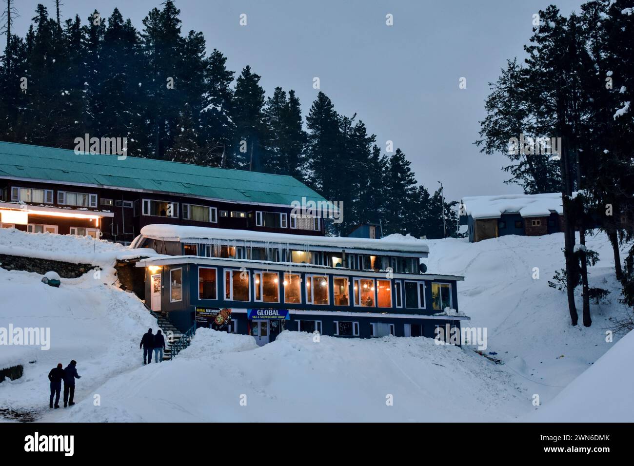 Gulmarg, Kaschmir, Indien. Februar 2024. Besucher spazieren durch eine schneebedeckte Straße während eines kalten Abends im Skigebiet Gulmarg, etwa 55 km von Srinagar, der Sommerhauptstadt Jammu und Kaschmir entfernt. (Credit Image: © Saqib Majeed/SOPA Images via ZUMA Press Wire) NUR REDAKTIONELLE VERWENDUNG! Nicht für kommerzielle ZWECKE! Stockfoto